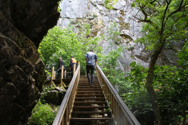 Sıcaktan bunalanlar soluğu Dupnisa Mağarası’nda alıyor